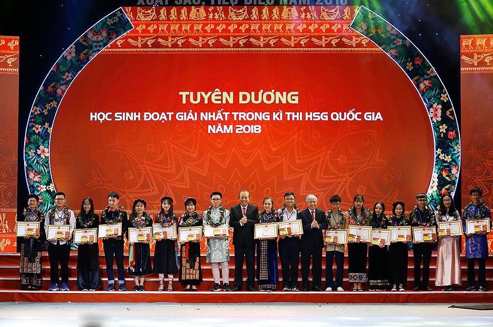 Các em học sinh sinh viên người dân tộc thiểu số xuất sắc được vinh danh tại buổi lễ