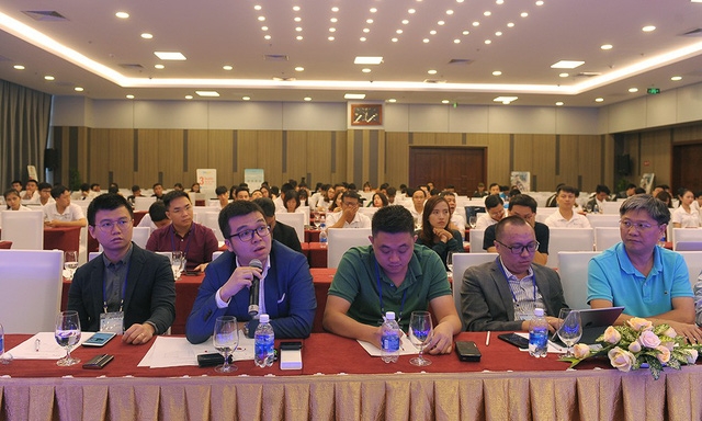 Các nhà đầu tư trao đổi với startup