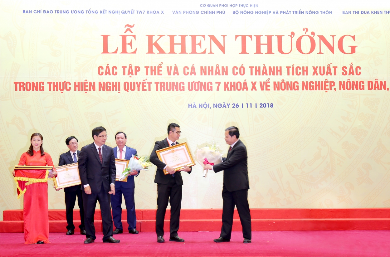 Ông Phạm Tuấn Hiệp - Phó Viện trưởng Viện Kỹ thuật chăn nuôi bò sữa TH, đại diện tập đoàn TH nhận bằng khen và hoa từ ông Cao Đức Phát – Phó Trưởng ban thường trực Ban Kinh tế T.Ư và ông Nguyễn Xuân Cường – Bộ trưởng Bộ NN&amp;PTNT