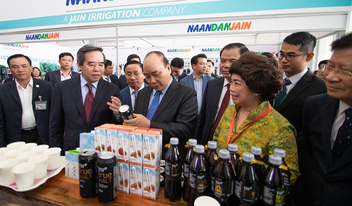 Thủ tướng Nguyễn Xuân Phúc tham quan gian hàng trưng bày sản phẩm của tập đoàn TH và rất quan tâm tới các dòng sản phẩm mới có nguyên liệu tự nhiên.