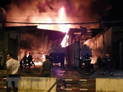 Khẩn trương điều tra vụ cháy tại kho chứa xăng dầu ở Nha Trang