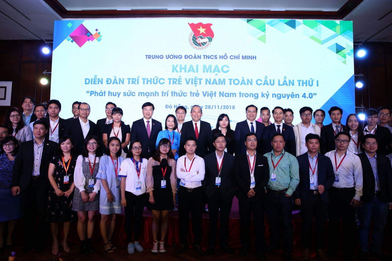 Phó Thủ tướng Trương Hòa Bình chụp ảnh cùng các trí thức trẻ Việt Nam đang làm việc và sinh sống trên 21 quốc gia về tham dự Diễn đàn lần này.