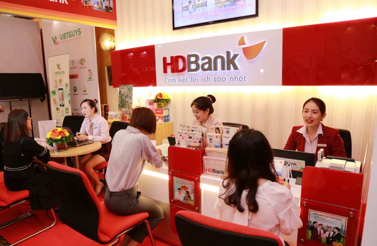 Khách hàng trải nghiệm dịch vụ của HDBank tại sự kiện