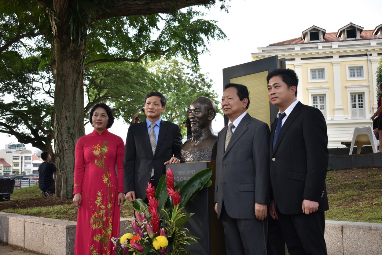Trước đó, đoàn Việt Nam đã đến dâng hoa tại tượng Chủ tịch Hồ Chí Minh ở Công viên bảo tàng văn minh châu Á