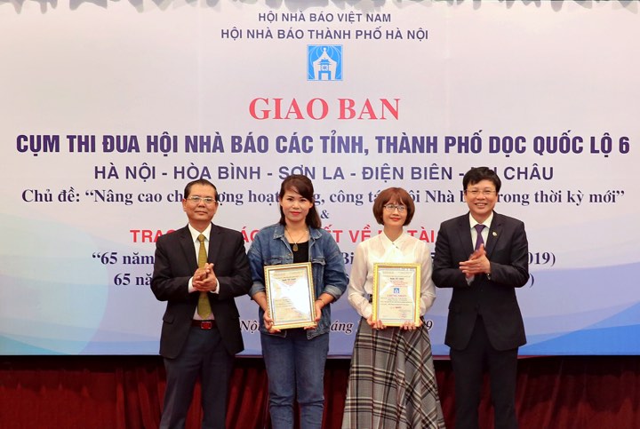 Lãnh đạo Hội Nhà báo Việt Nam và Hội Nhà báo Hà Nội trao 2 giải nhất cho nhóm tác giả Báo Hànộimới và Đài Phát thanh-Truyền hình Lai Châu