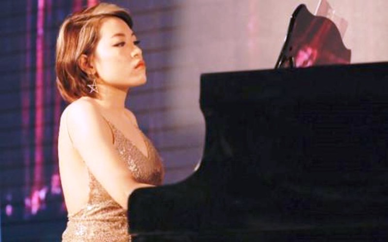 Nữ Thủ khoa xuất sắc Lương Ngọc Bích chơi đàn Piano