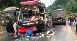 Tuyên Quang: Kinh hoàng vụ tai nạn giữa xe khách với xe đầu kéo khiến 6 người phải nhập viện
