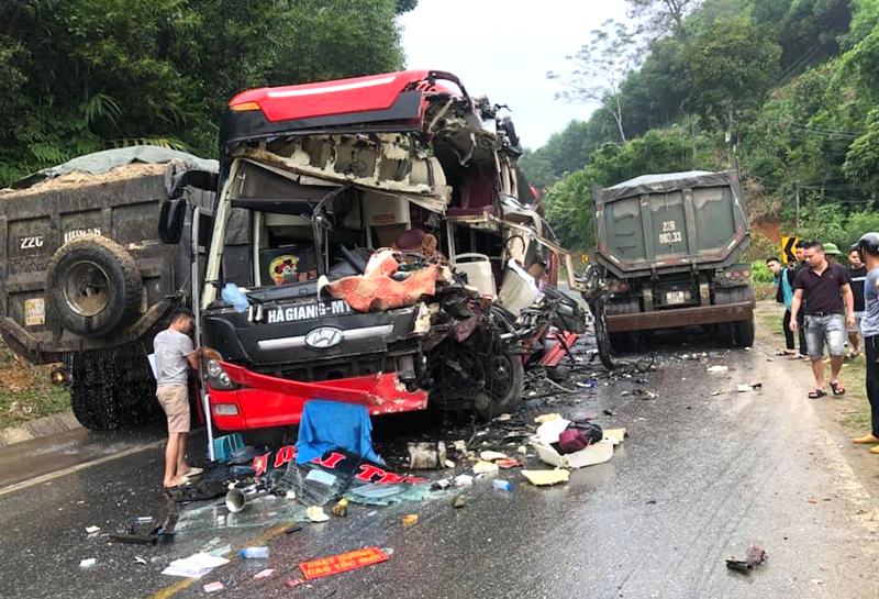 Tuyên Quang: Kinh hoàng vụ tai nạn giữa xe khách với xe đầu kéo khiến 6 người phải nhập viện