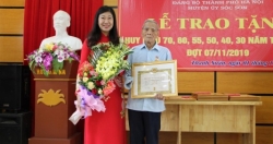 Trao Huy hiệu 70 năm tuổi đảng cho đảng viên lão thành huyện Sóc Sơn