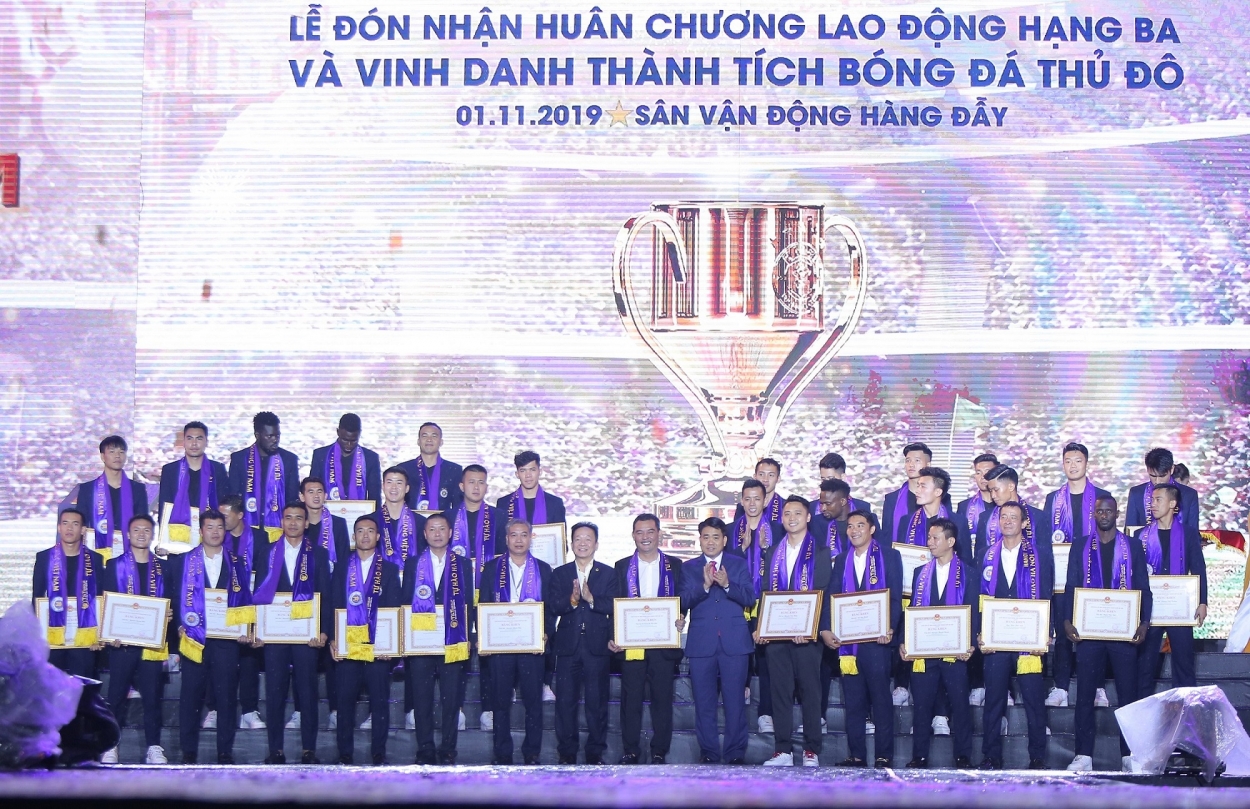 Tập thể Ban lãnh đạo, các cầu thủ CLB bóng đá Hà Nội nhận bằng khen từ TP Hà Nội