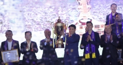 Hà Nội FC dành tặng chức vô địch cho người hâm mộ, đón nhận Huân chương lao động hạng Ba