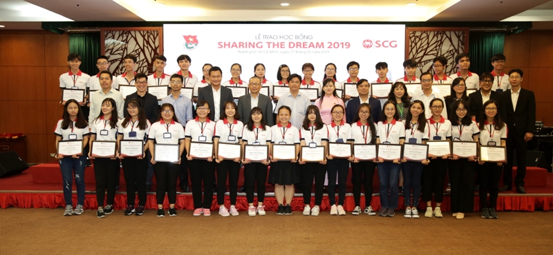 SCG gần đây đã khởi động chương trình học bổng SCG Sharing The Dream 2019. Đây là dự án hàng đầu của SCG, sẽ được triển khai tới 9 tỉnh, thành phố trên toàn quốc và hỗ trợ cho 290 sinh viên với tổng giá trị 1,9 tỷđồng