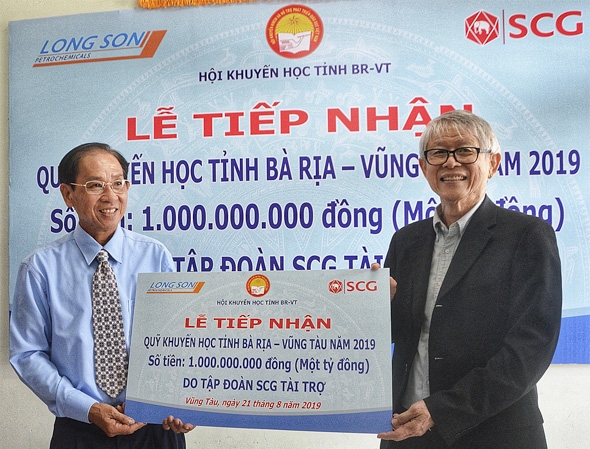 Trong mảng phát triển cộng đồng, công ty TNHH Hóa dầu Long Sơn cũng liên tục hỗ trợ xây dựng nhà tình thương và các chương trình giáo dục cho trẻ em địa phương tỉnh Bà Rịa – Vũng Tàu.