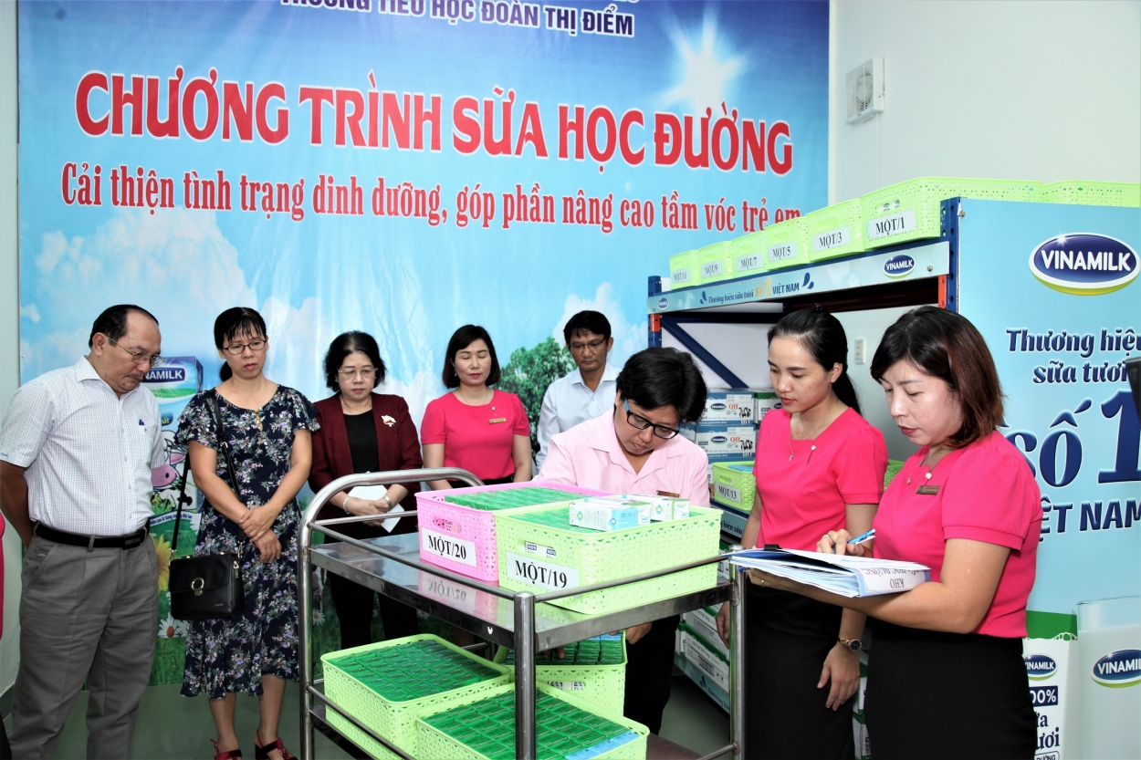 Thành viên Ban chỉ đạo chương trình sữa học đường cùng tham dự việc triển khai thực hiện trong ngày đầu tiên tại điểm trường Đoàn Thị Điểm, Quận Tân Phú, TP.Hồ Chí Minh