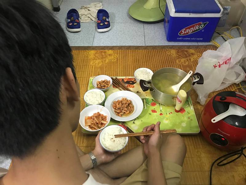 Bữa ăn của Nguyễn Văn Chương, sinh viên năm thứ nhất trường Đại học (ĐH) Công nghệ (ĐH Quốc gia Hà Nội) được tinh tươm hơn khi bố mẹ ở quê gửi thức ăn lên
