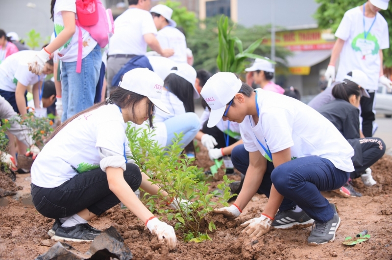 Nhiều bạn trẻ tham gia trồng cây.