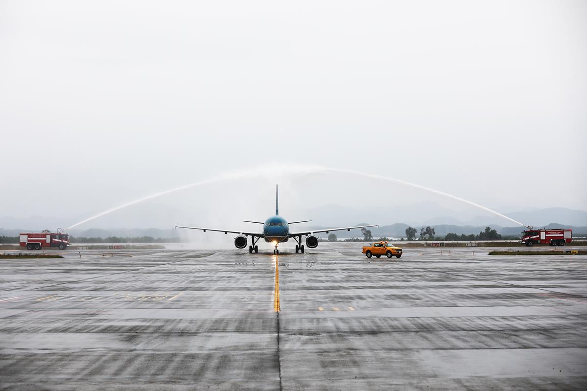 Chuyến bay đầu tiên kết nối thành phố Đà Nẵng với tỉnh Quảng Ninh hạ cánh tại Cảng hàng không quốc tế Vân Đồn