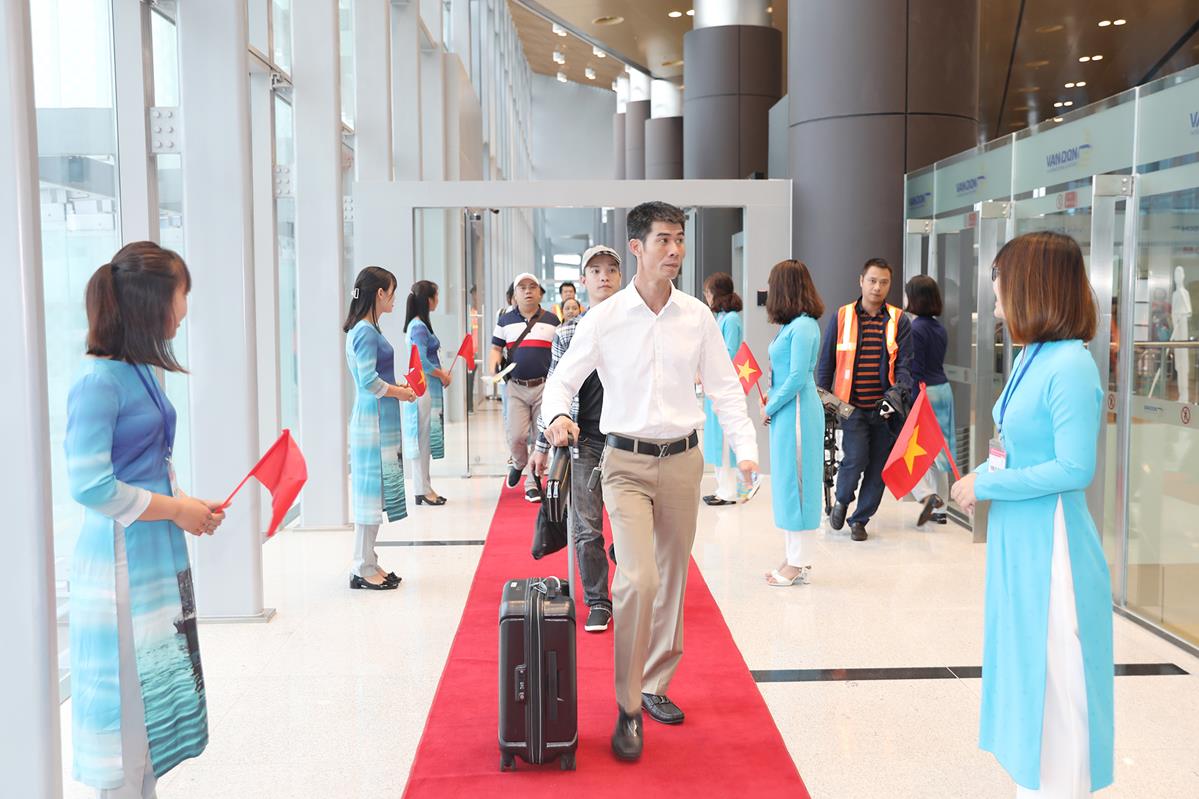 Những hành khách đầu tiên bay từ thành phố Đà Nẵng đáp xuống Cảng hàng không quốc tế Vân Đồn