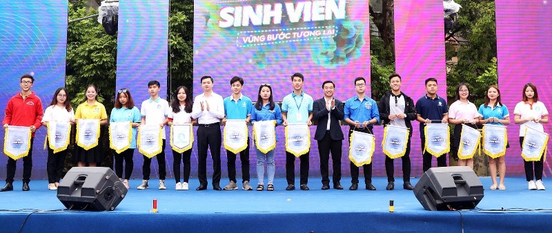 Các vị đại biểu trao cờ lưu niệm tới 16 đơn vị tham gia Ngày hội tân sinh viên - Vững bước tương lai