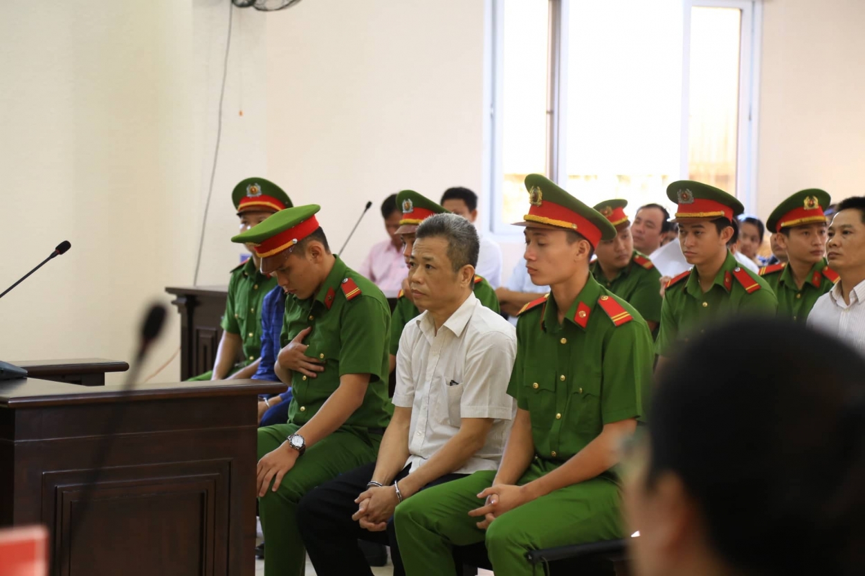 Ông Nguyễn Hồng Khanh, cựu Bí thư TX. Bến Cát tại phiên xét xử (áo trắng- PV) do liên quan sai phạm về đất đai.