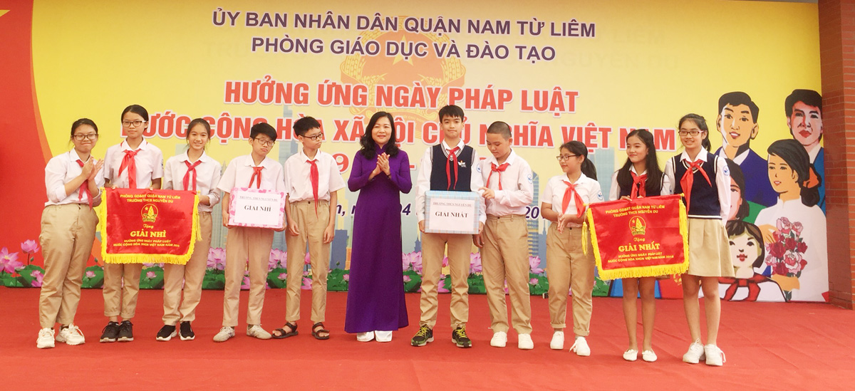 Học sinh THCS Nguyễn Du hào hứng hưởng ứng Ngày Pháp luật 2019