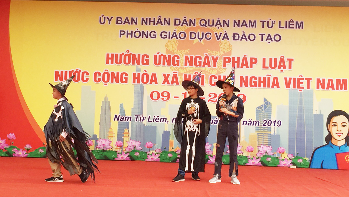 Học sinh THCS Nguyễn Du hào hứng hưởng ứng Ngày Pháp luật 2019