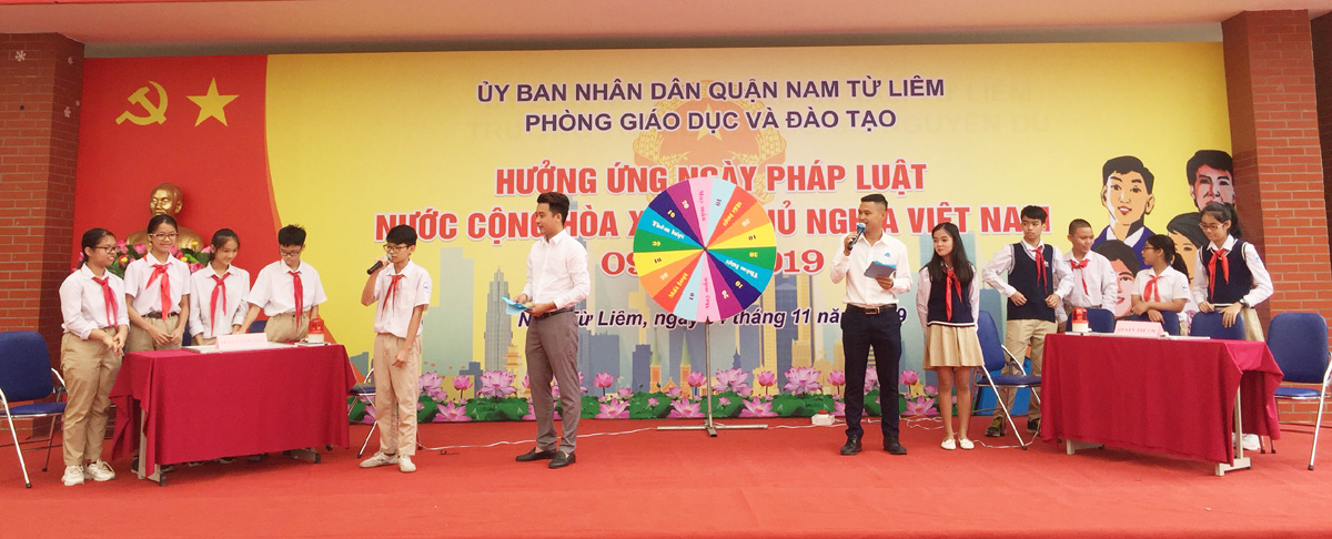 Các em học sinh thể hiện hiểu biết về pháp luật thông qua các tiểu phẩm, trò chơi