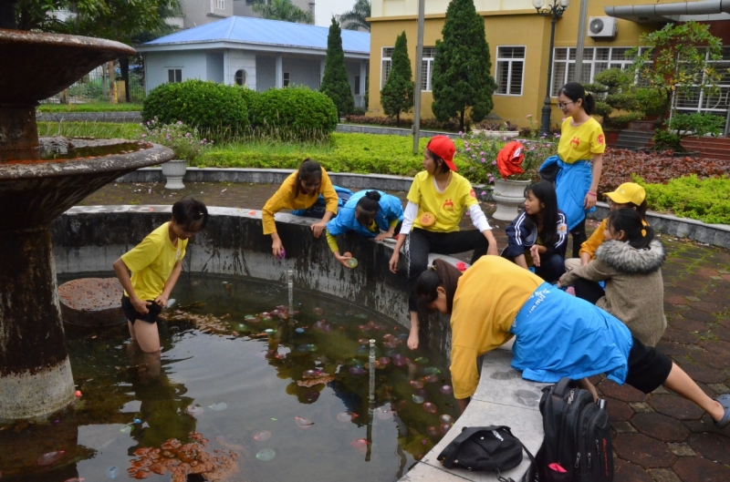 Một trong 5 đội chơi của trường Đại học Công nghiệp Dệt may Hà Nội truy tìm mật thư trong Big game