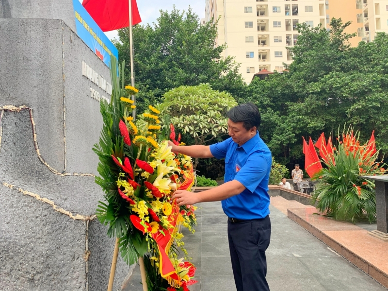 Anh Nguyễn Khánh Bình, Ủy viên Ban Chấp hành Trung ương Đoàn, Phó Bí thư Thường trực Thành đoàn Hà Nội, Chủ tịch Hội đồng Đội thành phố dâng hoa tưởng niệm tại buổi Sinh hoạt truyền thống nhân dịp kỷ niệm 110 năm ngày sinh đồng chí Hoàng Văn Thụ