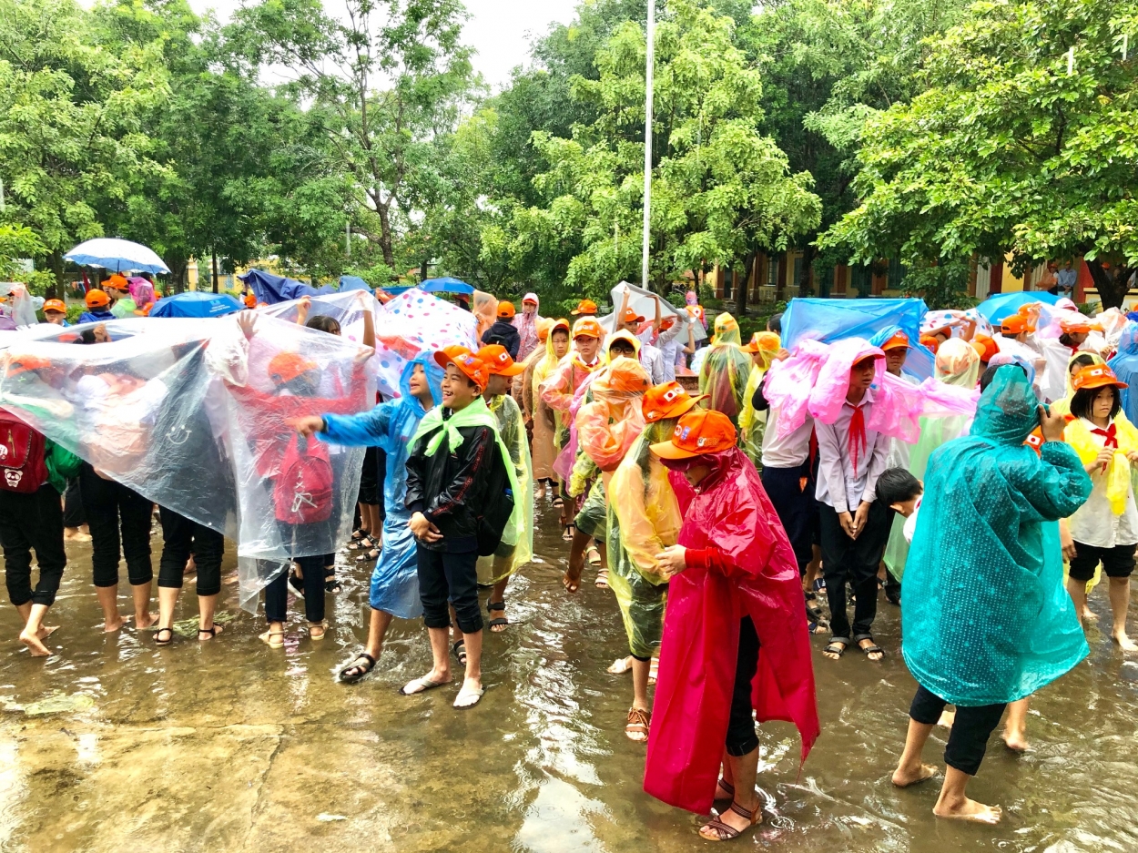 Buổi diễn tập ứng phó sóng thần cho gần 500 học sinh, giáo viên và nhân viên trường THCS Thái Phiên, thành phố Tam Kỳ, tỉnh Quảng Nam
