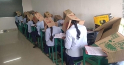 Học sinh Ấn Độ bị buộc đội thùng giấy lên đầu để tránh gian lận thi cử