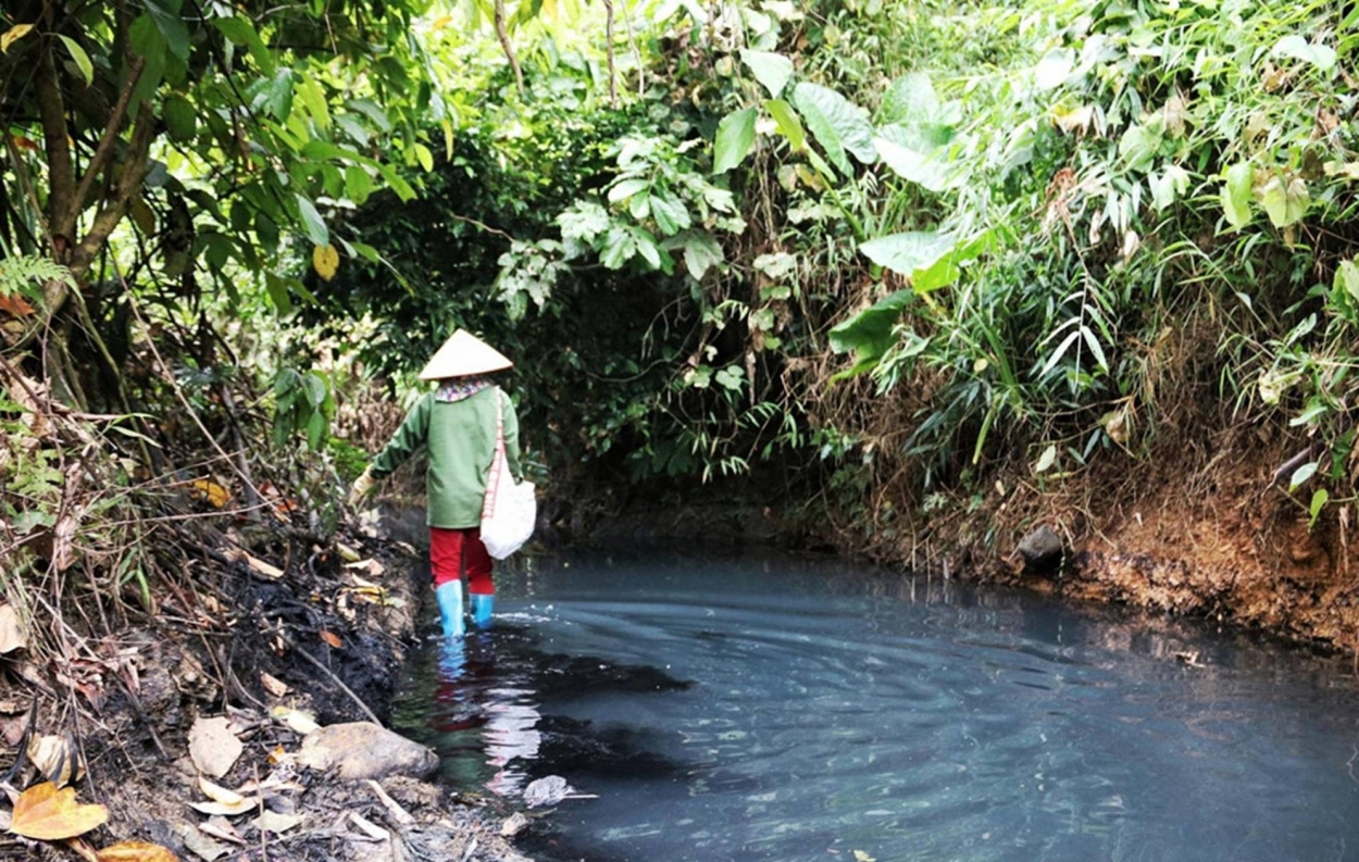 Con suối bị ô nhiễm do các đối tượng đổ trộm dầu thải lên đầu nguồn Nhà máy nước sạch Sông Đà
