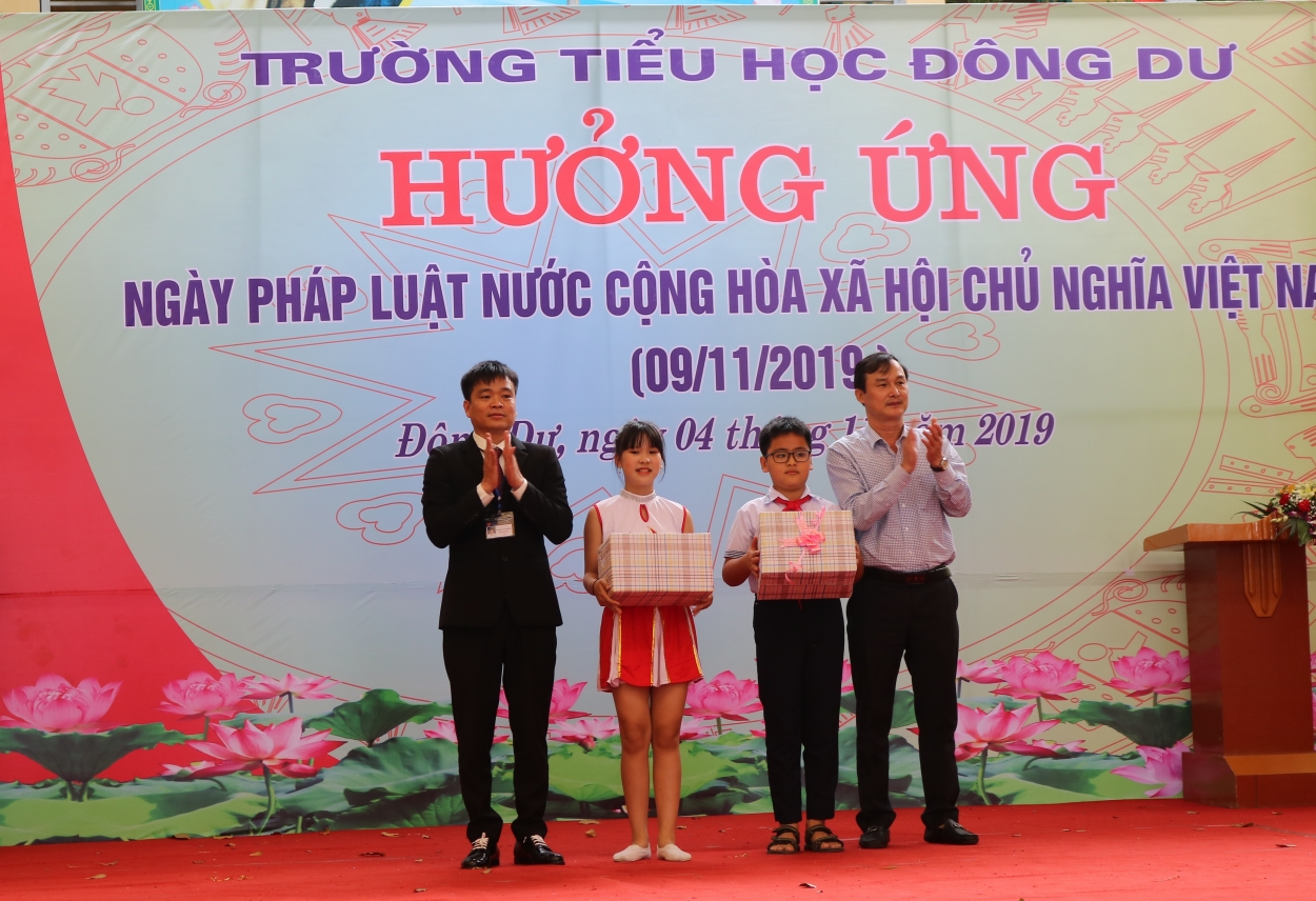 Học sinh trường Tiểu học Đông Dư (huyện Gia Lâm, Hà Nội) được khen thưởng trong Ngày Pháp luật 2019