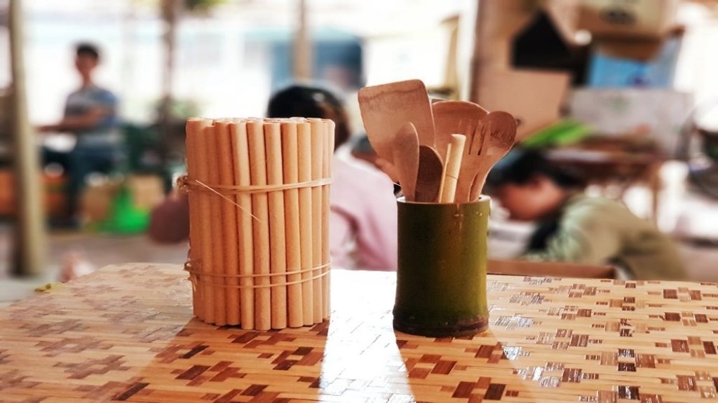 Với phương châm “vì tương lai không rác thải nhựa”, anh Hà còn sử dụng tre để sản xuất thìa, vỏ bút bi…
