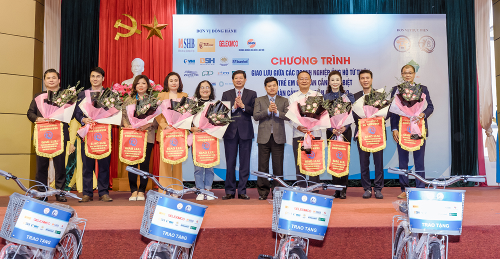 Phó Chủ tịch UBND TP Ngô Văn Quý tặng hoa và cờ lưu niệm cho các doanh nghiệp tài trợ Chương trình