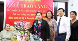 Trao Huy hiệu Đảng cho đảng viên lão thành quận Hai Bà Trưng