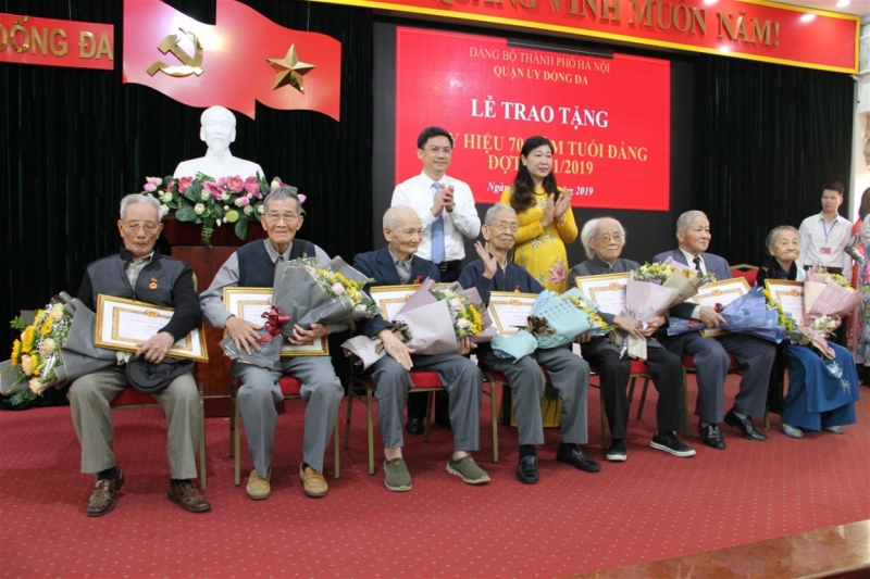 Chủ tịch Ủy ban MTTQ Việt Nam TP Hà Nội Nguyễn Lan Hương và Bí thư Quận ủy Đống Đa Hà Minh Hải trao tặng Huy hiệu 70 năm tuổi Đảng cho các đảng viên lão thành.