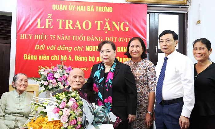 Trao Huy hiệu Đảng cho đảng viên lão thành quận Hai Bà Trưng