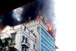 Hà Nội: Cháy tòa nhà ở phố Trung Kính, người dân hoảng sợ tháo chạy xuống đường