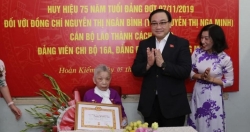 Bí thư Thành ủy Hà Nội trao Huy hiệu 75 năm tuổi Đảng cho cán bộ lão thành cách mạng