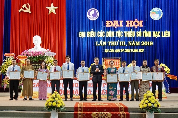 Tại Đại hội Đại biểu các DTTS tỉnh Bạc Liêu lần thứ III, ông Nguyễn Quang Dương, Bí thư Tỉnh uỷ Bạc Liêu trao Bằng khen của Chủ tịch UBND tỉnh cho các tập thể và cá nhân