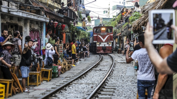 Khu vực quán cà phê đường tàu thu hút du khách trước thời điểm bị