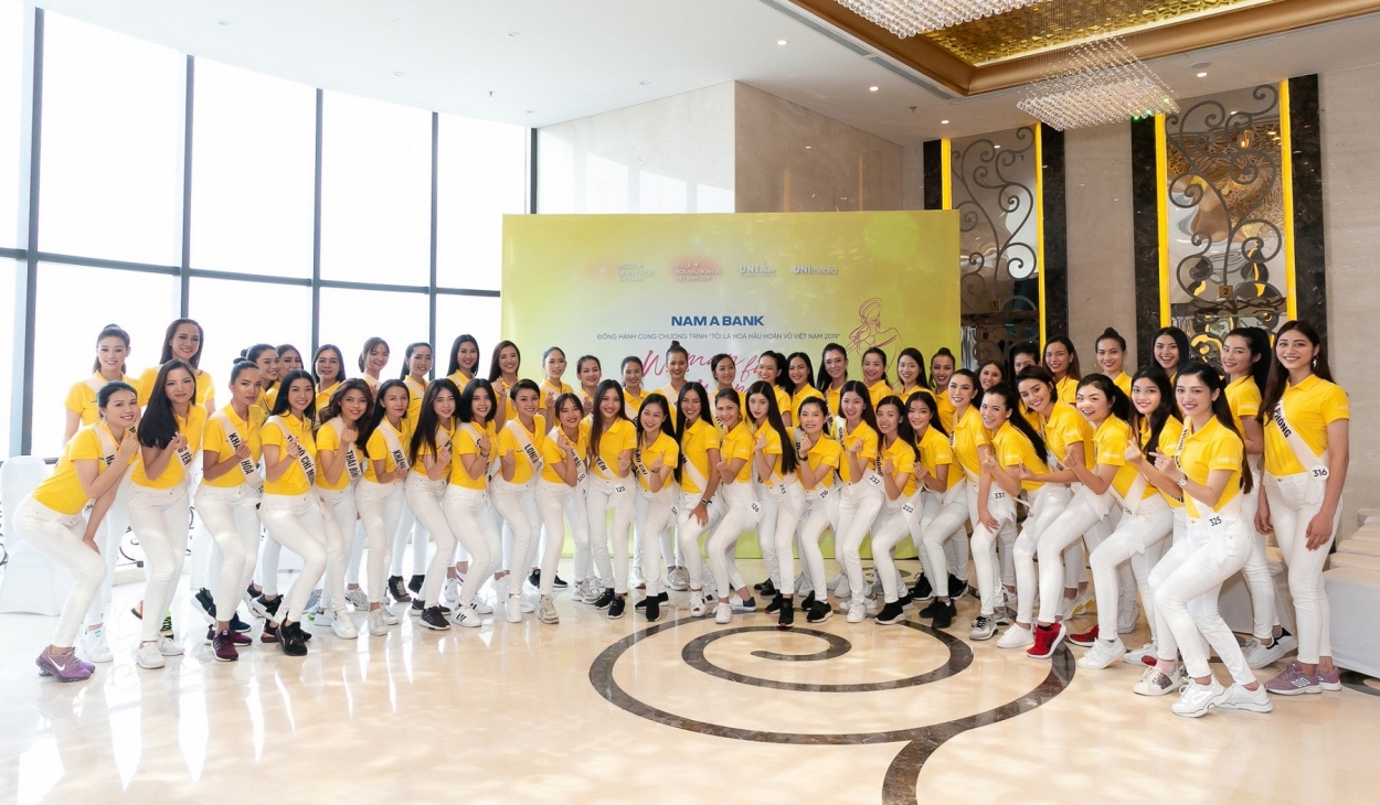 Thí sinh chụp hình lưu niệm tại chương trình