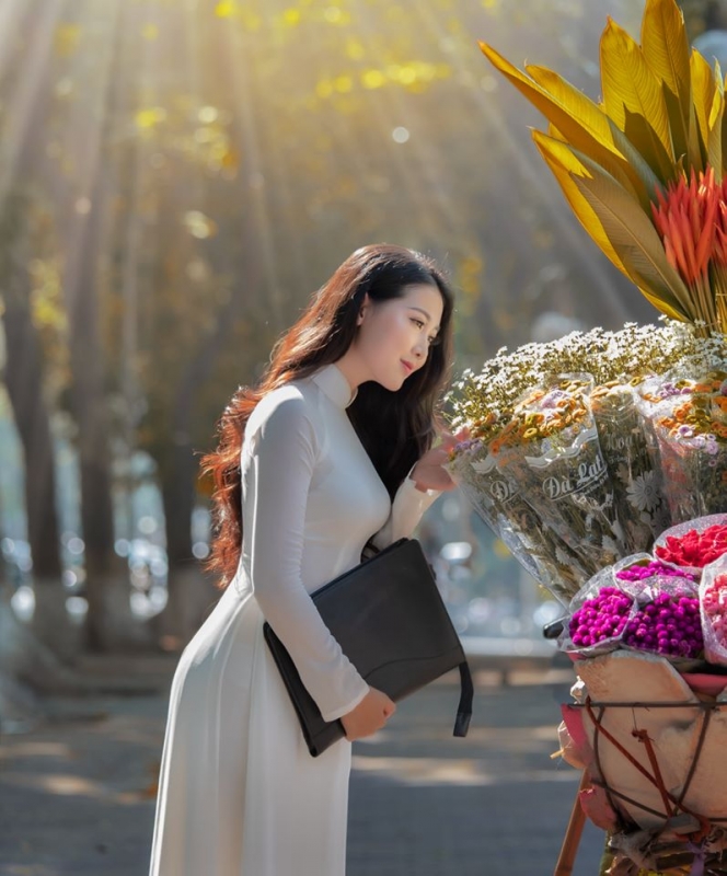 Thiếu nữ Hà thành bên chiếc xe đạp đầy hoa