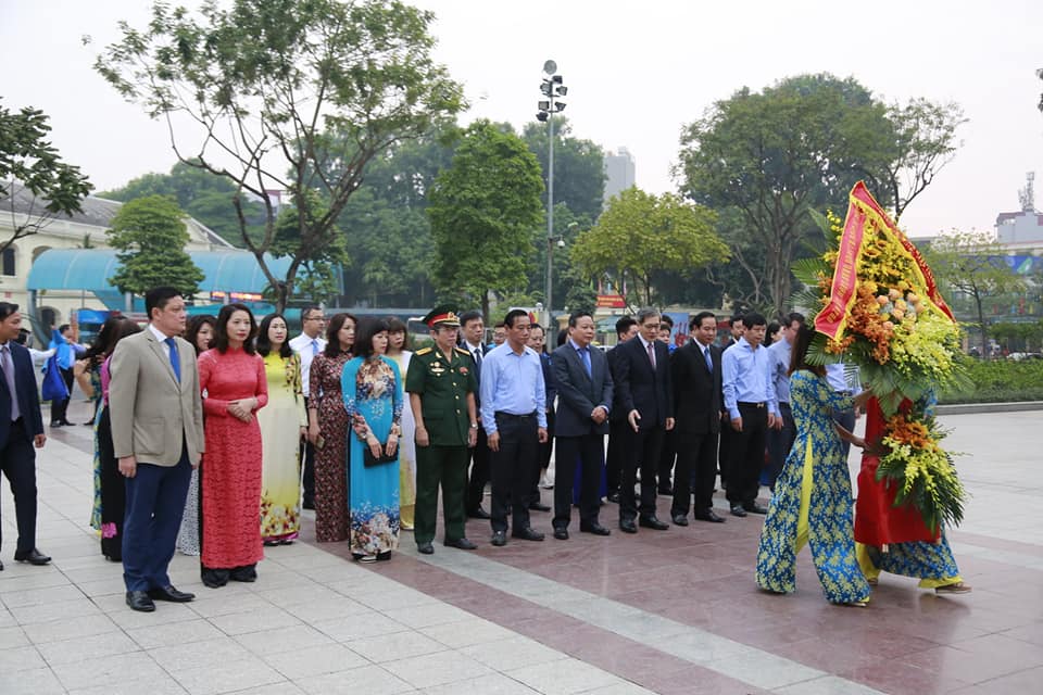 Đoàn đại biểu quận Ba Đình dâng hoa tưởng niệm V.I Lênin