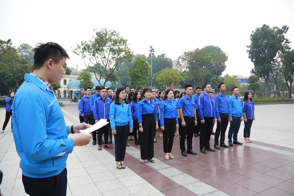 Đồng chí Nguyễn Ngọc Việt, Ủy viên BTV Trung ương Đoàn, Bí thư Thành đoàn Hà Nội dẫn đầu đoàn đại biểu Tuổi trẻ Thủ đô dâng hoa tưởng niệm tại tượng đài V.I.Lênin