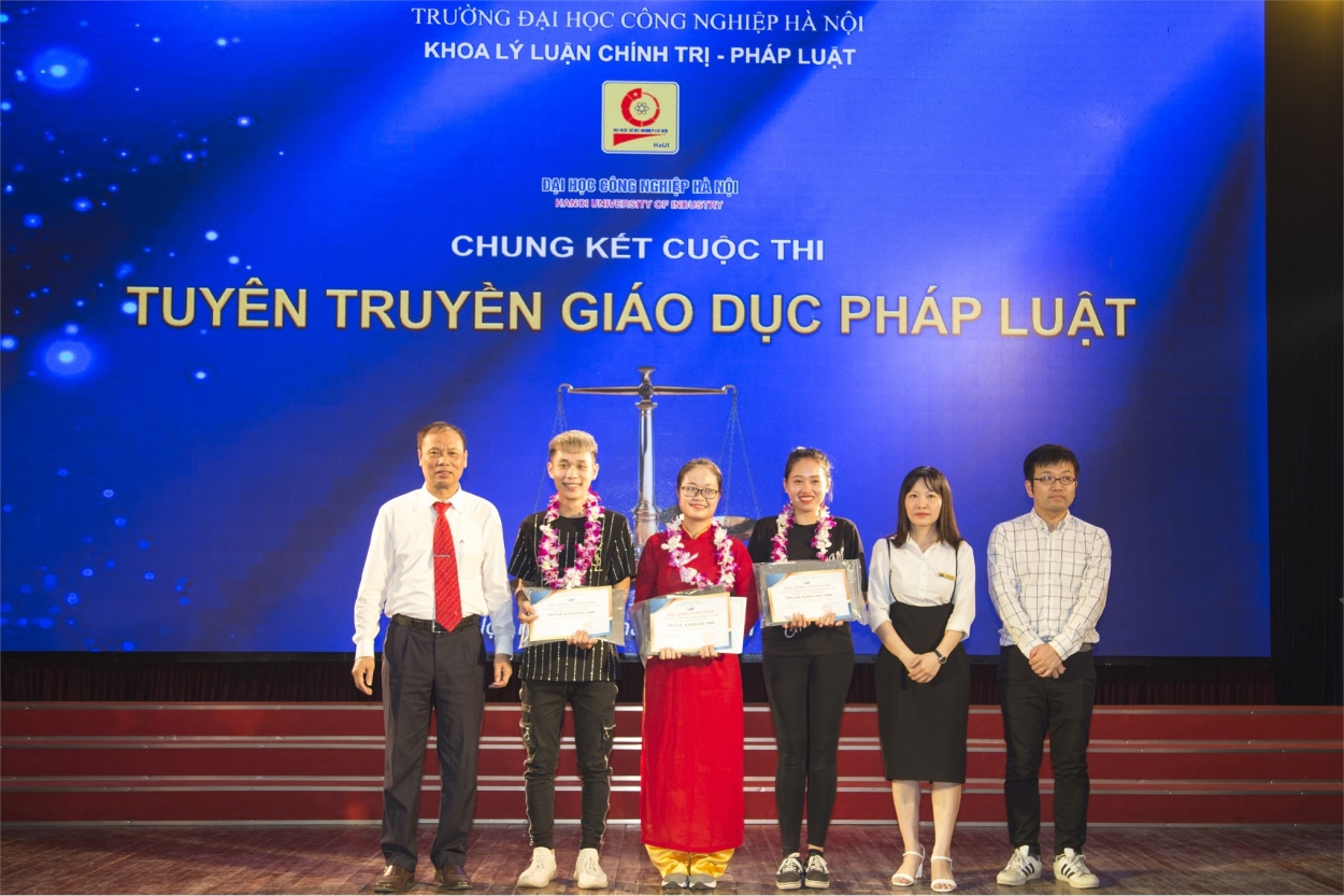 Giải Nhất cuộc thi Tuyên truyền giáo dục Pháp luật thuộc về đội đến từ Khoa Du lịch