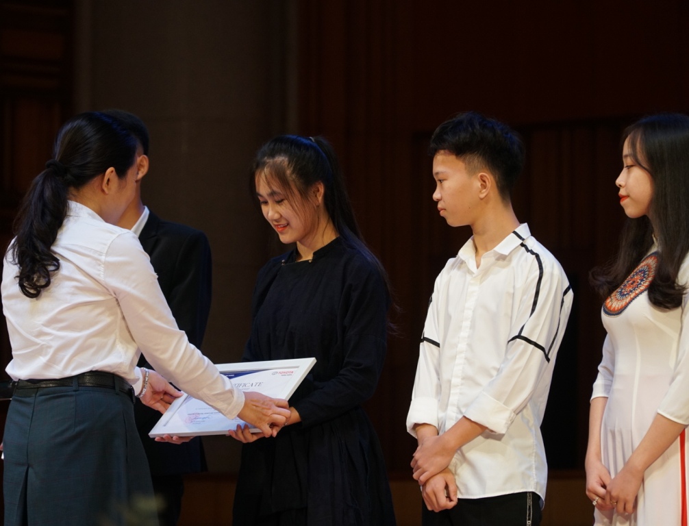 Bà Đỗ Thu Hoàng trao học bổng cho các sinh viên âm nhạc xuất sắc