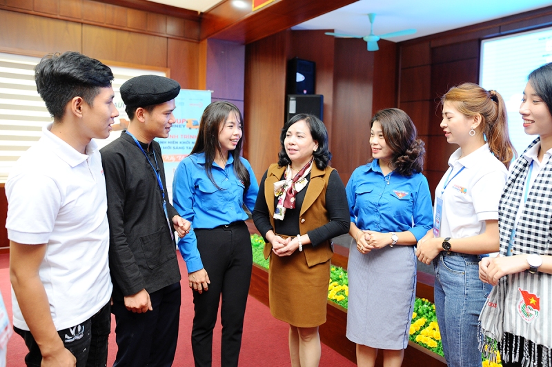 Các đại biểu tham gia Hành trình “Thanh niên khởi nghiệp đổi mới sáng tạo”giao lưu, chia sẻ tại chương trình