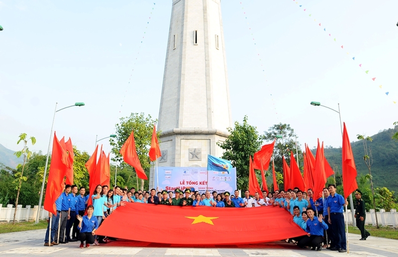 Đoàn đại biểu tham gia Hành trình “Thanh niên khởi nghiệp đổi mới sáng tạo” chụp ảnh lưu niệm tại Lào Cai